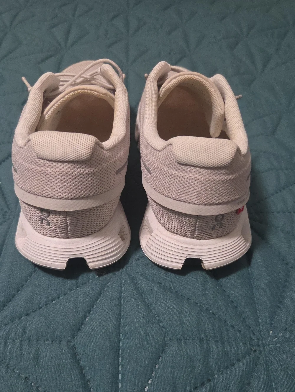 On Cloud 6 Women Size 6 Pearl/White